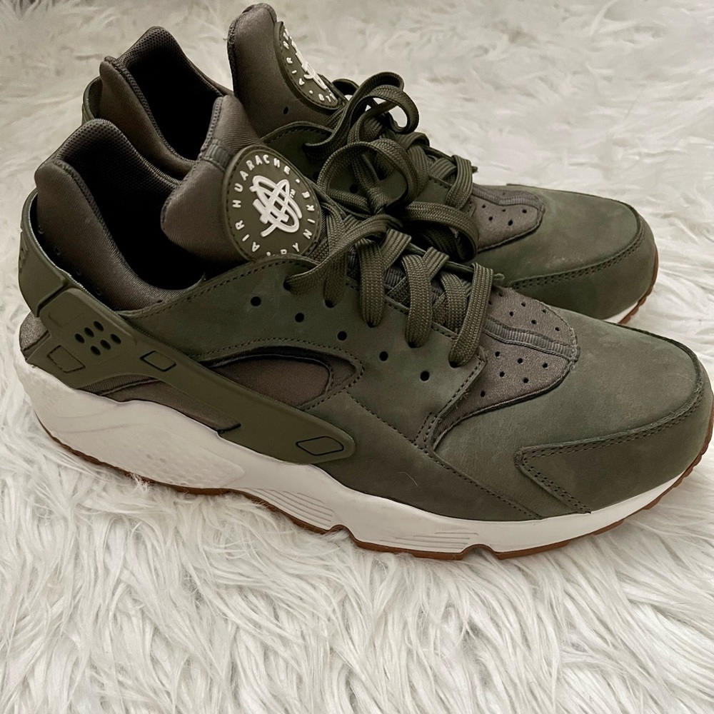 Nike Huaraches, Mens Size 11 (Olive Suede)